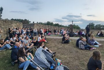 Public numeros, raspandit pe trei paliere, din cetate pina pe esplanada Cetății, la concertele organizate de Muzeul Național al Bucovinei foto Cosmin Romega