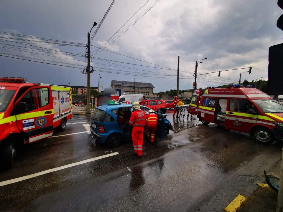Trafic blocat și un om la spital, după un accident în municipiul Suceava
