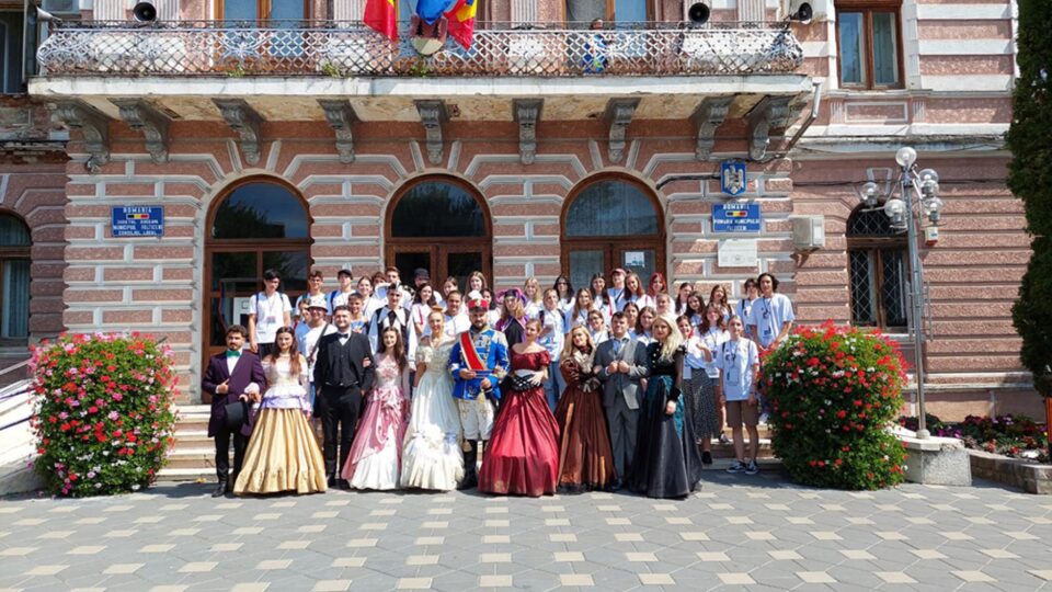 Parada costumelor de teatru, realizată împreună cu actorii de la Ateneul Național din Iași, paradă la care au participat și membrii trupelor de teatru invitate în concurs