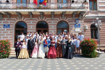 Parada costumelor de teatru, realizată împreună cu actorii de la Ateneul Național din Iași, paradă la care au participat și membrii trupelor de teatru invitate în concurs