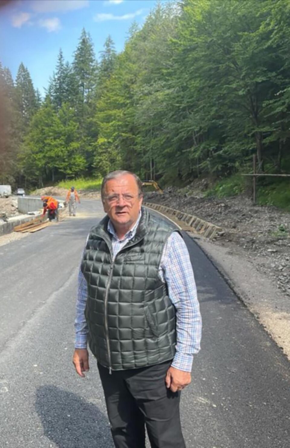 Gheorghe Flutur a verificat lucrările de asfaltare a drumului din Câmpulung Moldovenesc spre Rarău Gheorghe Flutur a verificat lucrările de asfaltare a drumului din Câmpulung Moldovenesc spre Rarău