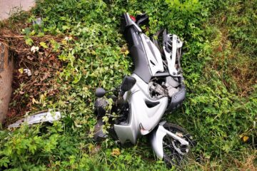 De pe motocicletă la spital, după ce au fost acroșați în timpul depășirii unei coloane