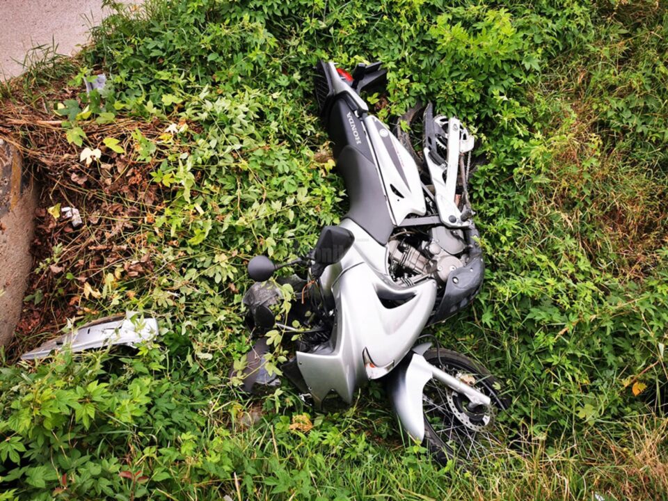 De pe motocicletă la spital, după ce au fost acroșați în timpul depășirii unei coloane