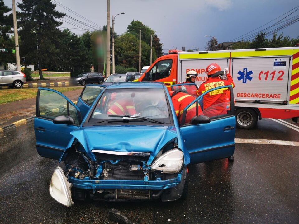 Trafic blocat și un om la spital, după un accident în municipiul Suceava