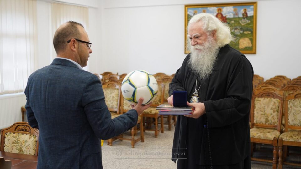 Ciprian Antona fost decorat de Inaltpreasfintitul Calinic pentru contributia adusa la buna desfasurare a Campionatului organizat de Arhiepiscopia Sucevei si Radautilor Ciprian Antona fost decorat de Inaltpreasfintitul Calinic pentru contributia adusa la buna desfasurare a Campionatului organizat de Arhiepiscopia Sucevei si Radautilor