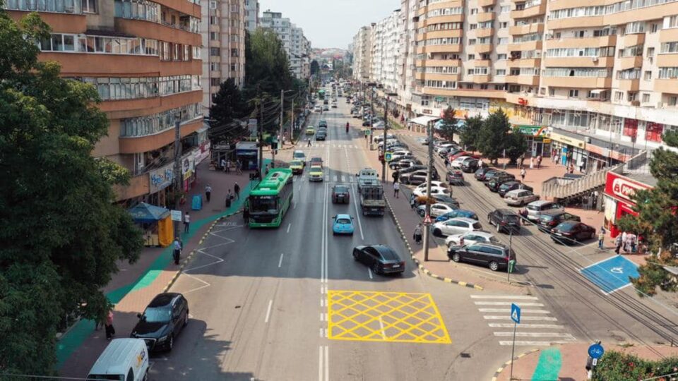 Porțiunile de carosabil hașurate cu galben sunt trasate cu scopul de a evita blocajele în intersecții