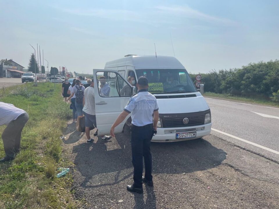 Microbuzul cu 12 călători în picioare