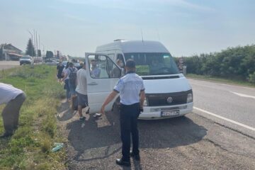Microbuzul cu 12 călători în picioare