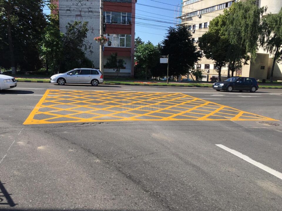 Porțiunile de carosabil hașurate cu galben sunt trasate cu scopul de a evita blocajele în intersecții