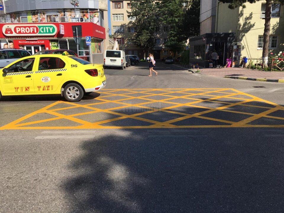 Porțiunile de carosabil hașurate cu galben sunt trasate cu scopul de a evita blocajele în intersecții