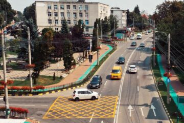 Porțiunile de carosabil hașurate cu galben sunt trasate cu scopul de a evita blocajele în intersecții