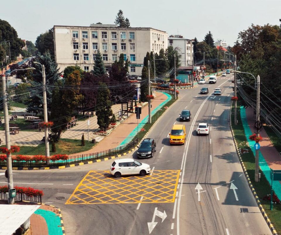 Porțiunile de carosabil hașurate cu galben sunt trasate cu scopul de a evita blocajele în intersecții