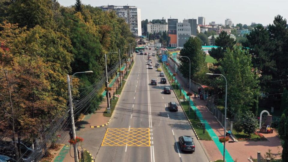 Porțiunile de carosabil hașurate cu galben sunt trasate cu scopul de a evita blocajele în intersecții