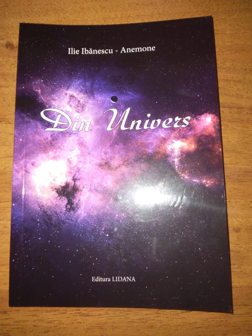 „Din Univers”, cel mai recent volum de poezie semnat de profesorul Ilie Ibănescu-Anemone, în vârstă de 90 de ani „Din Univers”, cel mai recent volum de poezie semnat de profesorul Ilie Ibănescu-Anemone, în vârstă de 90 de ani