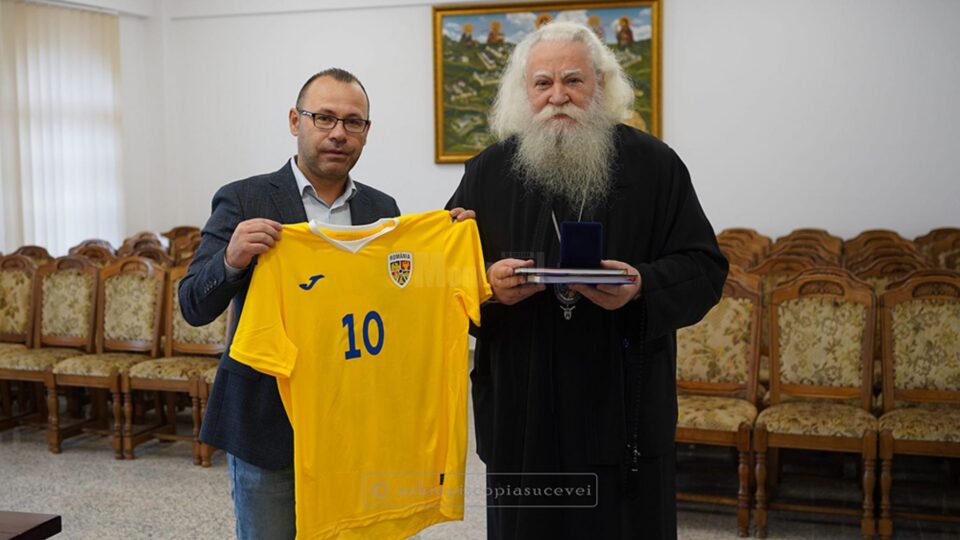 Ciprian Anton i-a dăruit Înaltpreasfințitului Calinic un tricou personalizat al echipei naționale