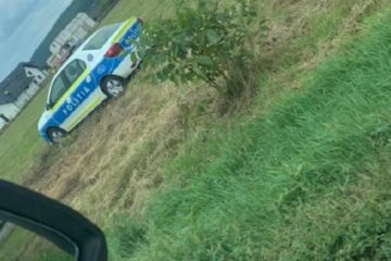 Mașină de poliție, ieșită în decor la Dărmănești
