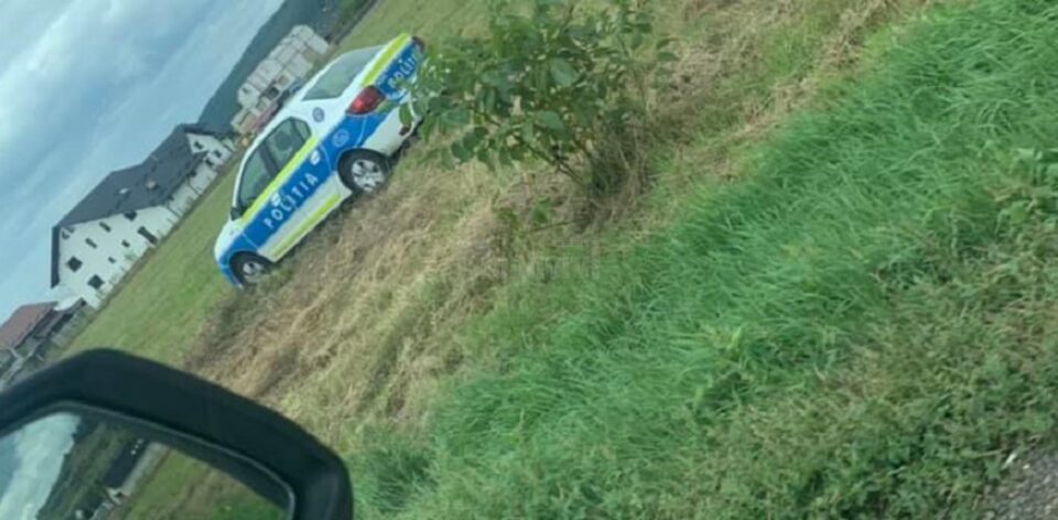 Mașină de poliție, ieșită în decor la Dărmănești