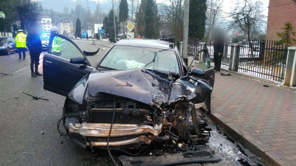 Impactul dintre cele două mașini a fost extrem de puternic