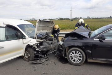 Tânăr de 22 de ani, mort după ce a pătruns inexplicabil pe contrasens și s-a izbit în două mașini