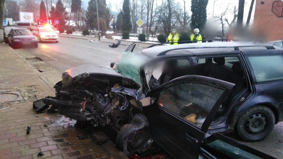 Impactul dintre cele două mașini a fost extrem de puternic