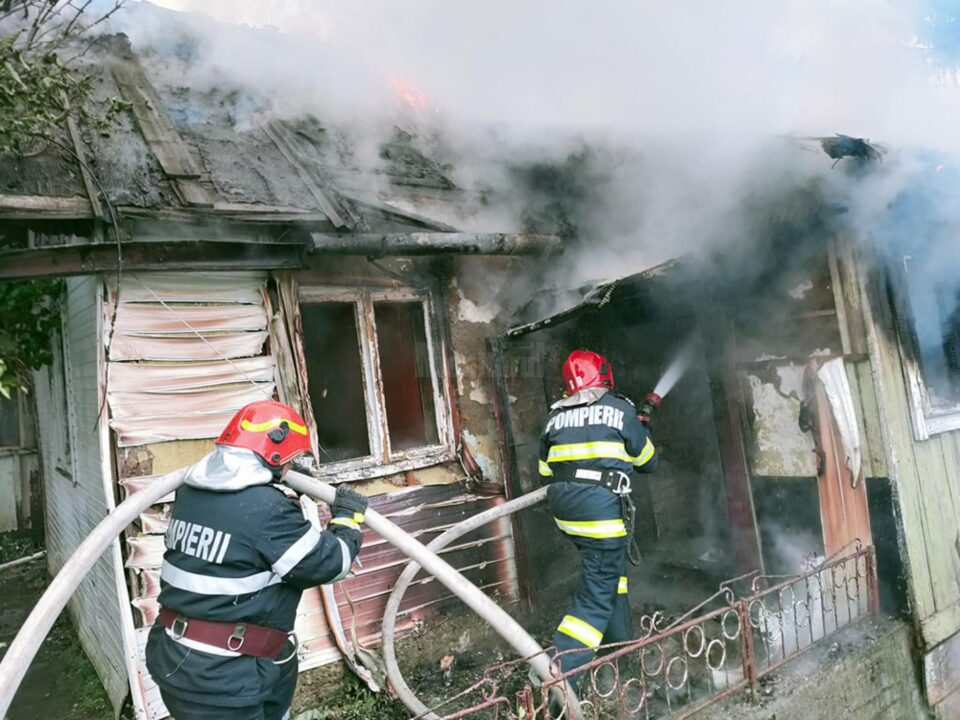 Casă distrusă de un incendiu izbucnit de la jarul căzut din sobă