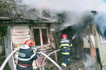 Casă distrusă de un incendiu izbucnit de la jarul căzut din sobă