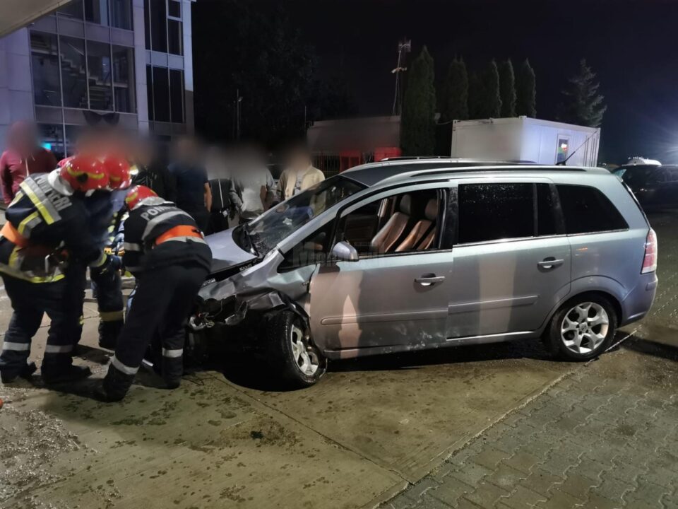 Un sucevean beat la volan a intrat pe contrasens, în mașina unei familii din Satu Mare