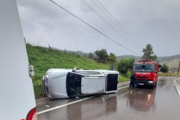 Autoturism răsturnat pe marginea părții carosabile, vineri după-amiază