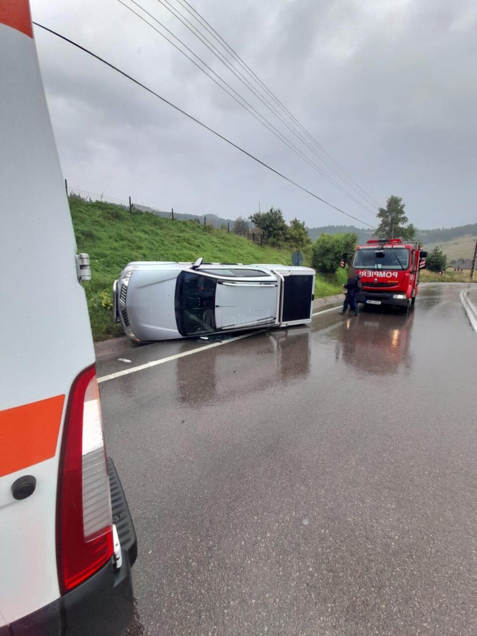 Autoturism răsturnat pe marginea părții carosabile, vineri după-amiază Autoturism răsturnat pe marginea părții carosabile, vineri după-amiază