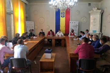 Consiliul Local al municipiului Fălticeni a aprobat cu unanimitate de voturi acordarea titlului de Cetățean de Onoare actorului Vlad Rădescu, actorului Ovidiu Cuncea și coregrafei Lorette Enache