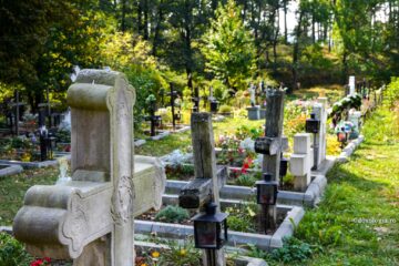 Cimitirul Mănăstirii Dragomirna Foto Bogdan Zamfirescu