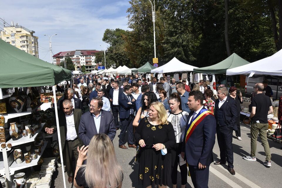 Târgul Olarilor „Ochi de Păun” s-a deschis în centrul municipiului Rădăuți