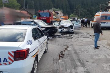 Impact violent între cele două mașini