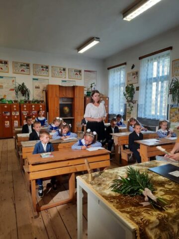 „Dăscălița”, un imn al dascălului, va fi lansat în curând de învățătoarea Elena Negru