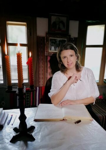„Dăscălița”, un imn al dascălului, va fi lansat în curând de învățătoarea Elena Negru