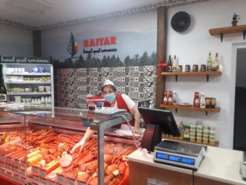 Magazin modern marca Raitar în piața din Fălticeni