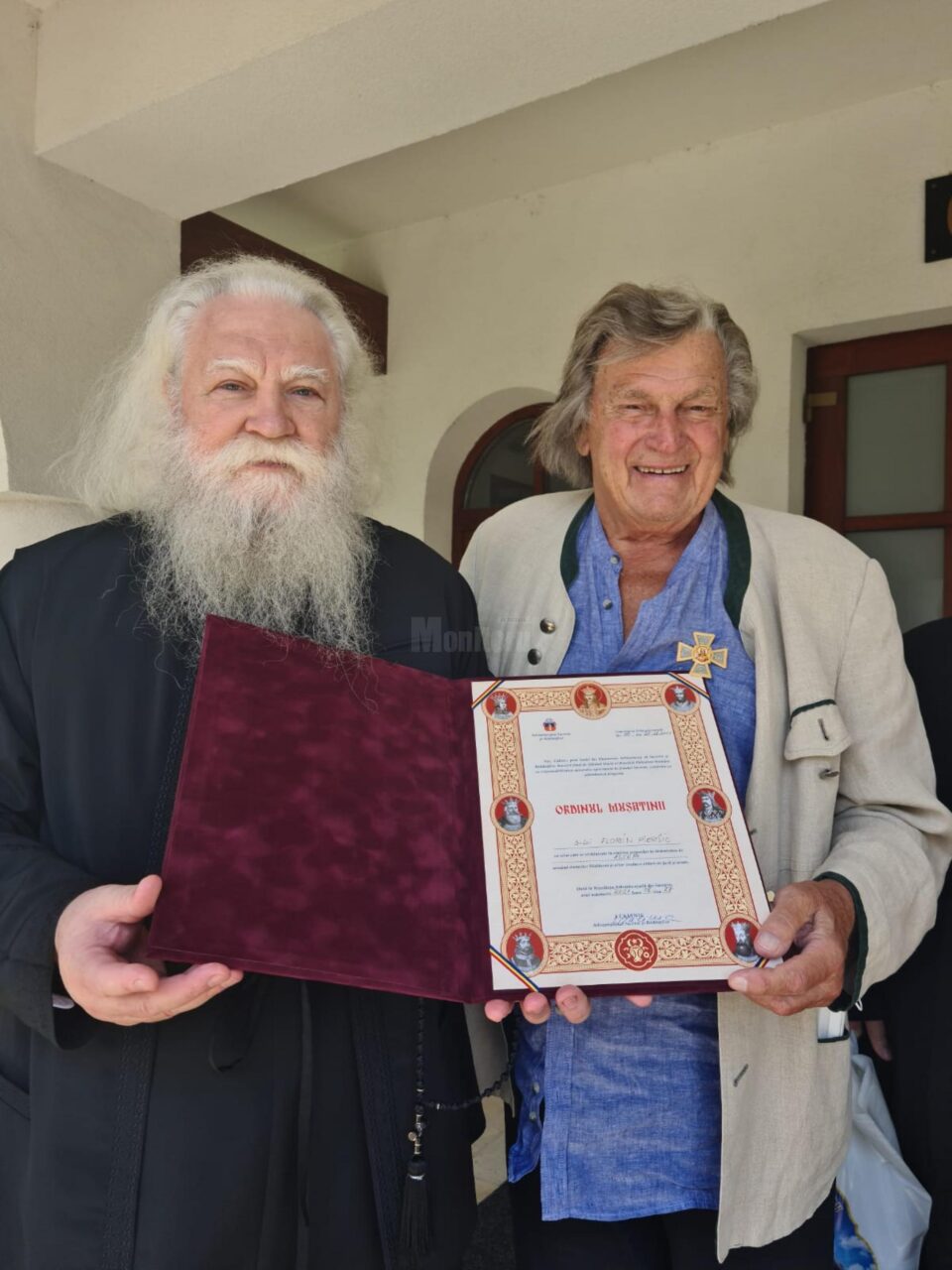 Actorul Florin Piersic a primit Ordinul „Mușatinii” al Arhiepiscopiei Sucevei și Rădăuților din partea Înaltpreasfințitului Părinte Calinic. Foto Arhiepiscopia Sucevei