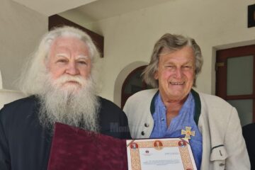Actorul Florin Piersic a primit Ordinul „Mușatinii” al Arhiepiscopiei Sucevei și Rădăuților din partea Înaltpreasfințitului Părinte Calinic. Foto Arhiepiscopia Sucevei