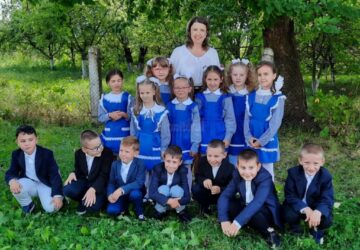 „Dăscălița”, un imn al dascălului, va fi lansat în curând de învățătoarea Elena Negru