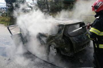 Mașină făcută scrum după ce a luat foc în trafic