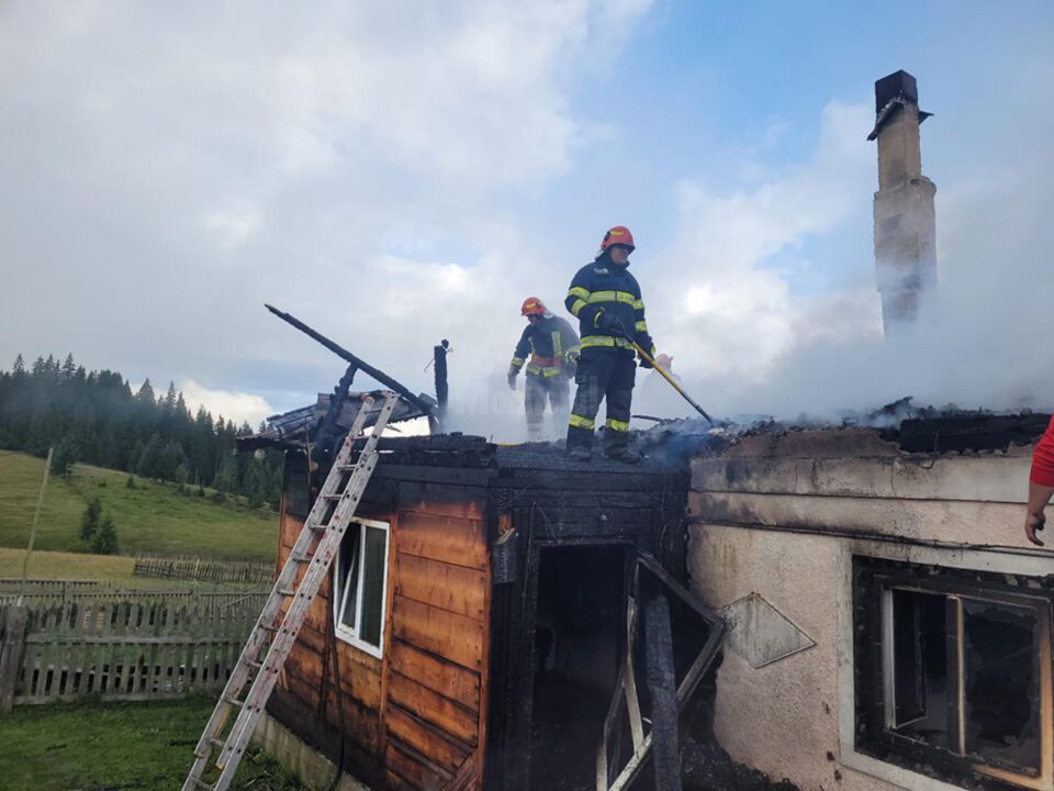 O femeie a murit carbonizată în casa cuprinsă de flăcări