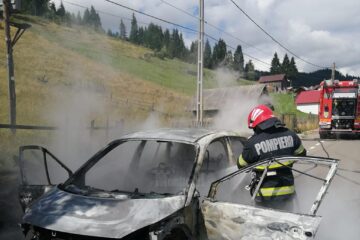 Mașină făcută scrum după ce a luat foc în trafic