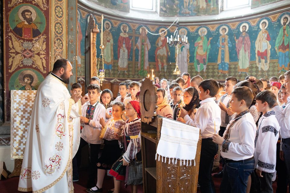 ''Copii la altar'' la Parohia ”Pogorârea SF. Duh”, din localitatea Vicovu de Jos
