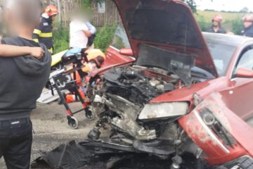 Patru răniți după ce o mașină s-a izbit într-un cap de pod