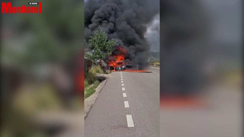 Momentul în care mașina de pe Mestecăniș a ars ca o torță, surprins în imagini