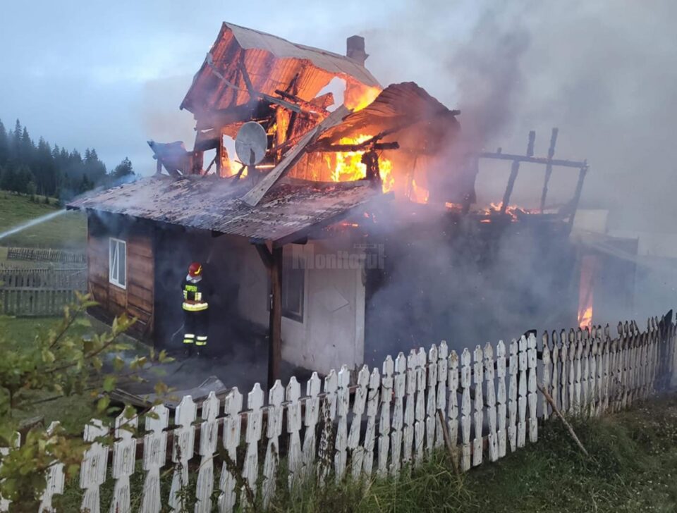 O femeie a murit carbonizată în casa cuprinsă de flăcări