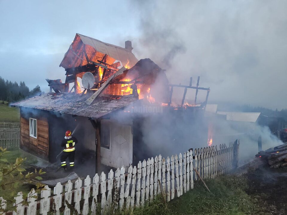 O femeie a murit carbonizată în casa cuprinsă de flăcări