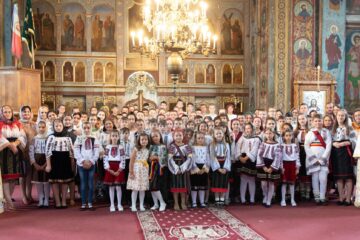 ''Copii la altar'' la Parohia ”Pogorârea SF. Duh”, din localitatea Vicovu de Jos