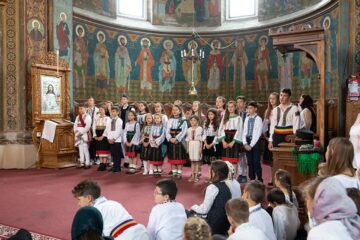 ''Copii la altar'' la Parohia ”Pogorârea SF. Duh”, din localitatea Vicovu de Jos