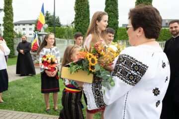 ''Copii la altar'' la Parohia ”Pogorârea SF. Duh”, din localitatea Vicovu de Jos